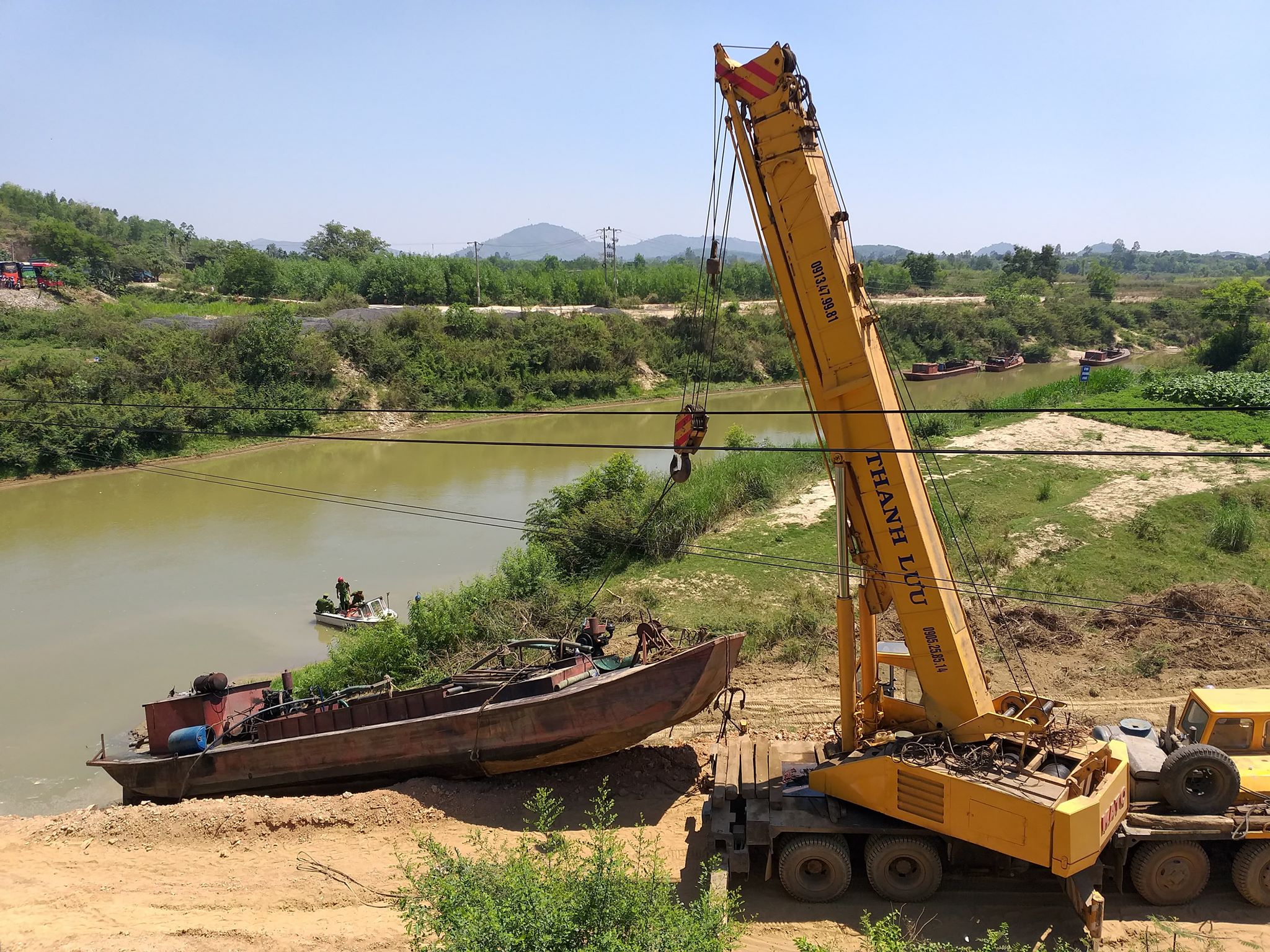 Tạm giữ 01 chiếc tàu khai thác cát trái phép trên sông Krông Ana